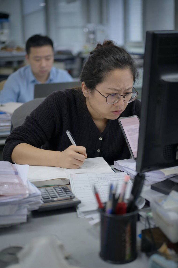 财务对着营业执照截图逐字手抄纳税人识别号